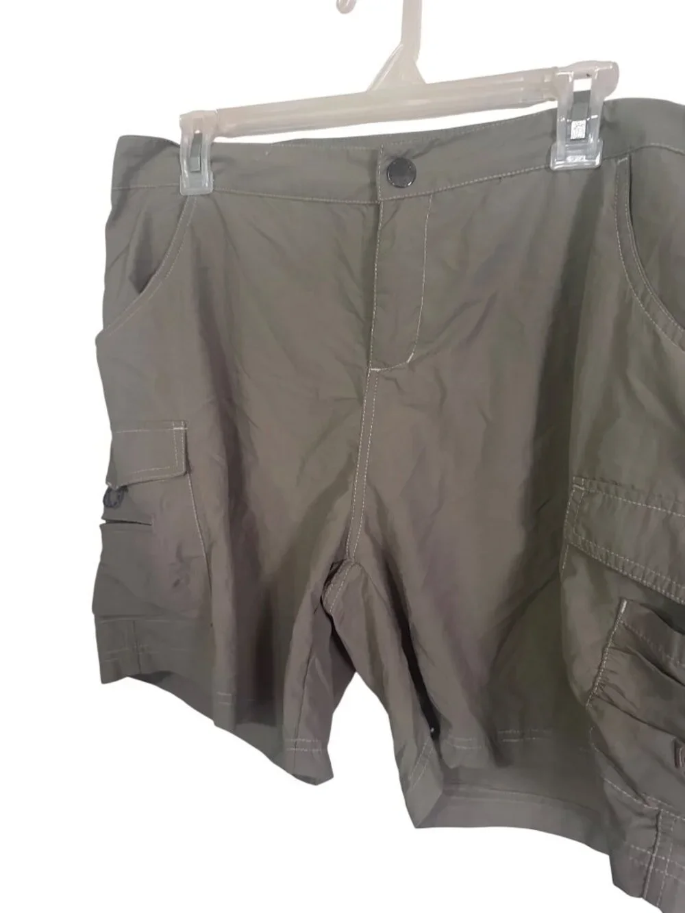 White Sierra green cargo shorts with elastic panels size XL